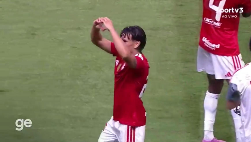 神仙球！巴西州联赛惊现凌空远射 天外飞仙般的世界波全场都看嗨了