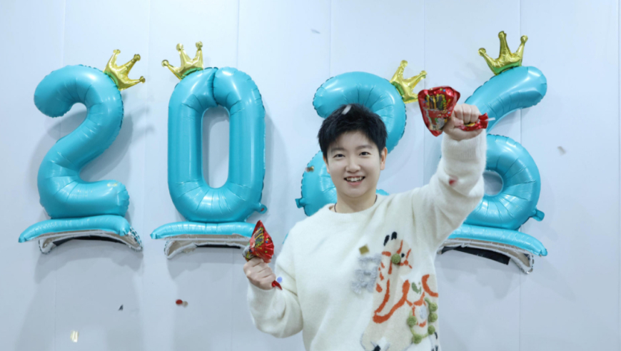 孙颖莎除夕当天送祝福，难得笑容如此灿烂，新的一年她从世界第一开始