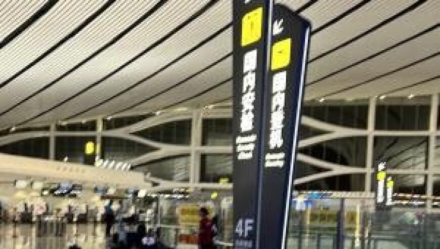 不容易！网友偶遇叙利亚U20女足在机场打地铺过夜，今晚对阵中国