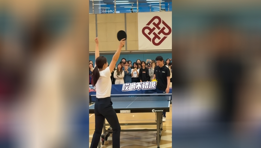 马龙与霍启刚郭晶晶夫妇对打乒乓球，快乐乒乓具象化了