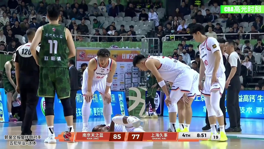 暴打CBA | 王哲林被打要害+郭昊文报复吃违体 杜锋赛季首T