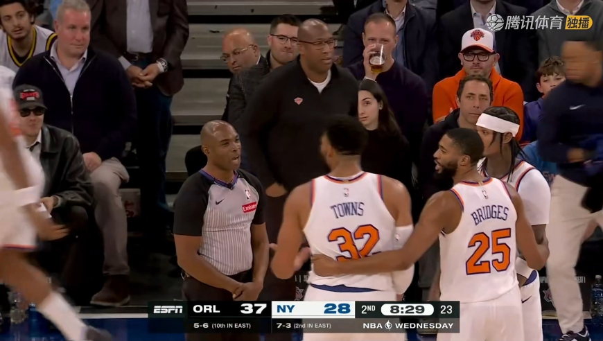 气炸！唐斯倒地未吹犯规随后进攻被吹犯规 对着裁判狂喷不止被拉开