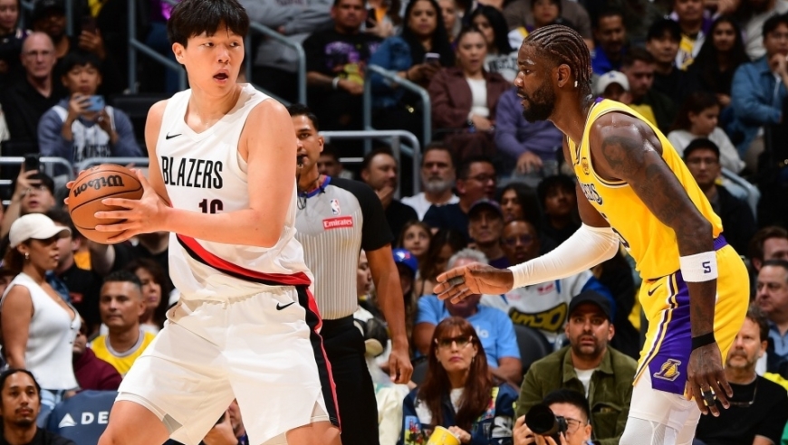 122-108！杨瀚森与詹姆斯同框，现场中国美女球迷抢戏！