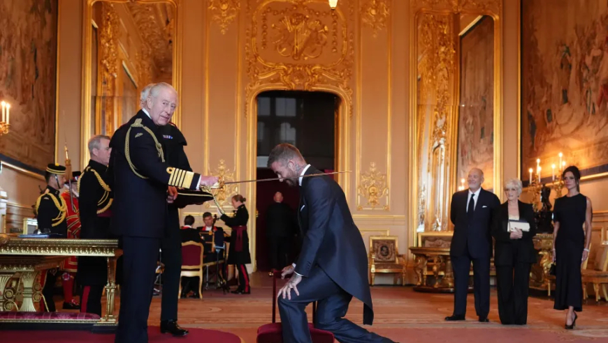 父亲封爵全家齐聚，唯独布鲁克林缺席！贝克汉姆家族裂痕公开化？