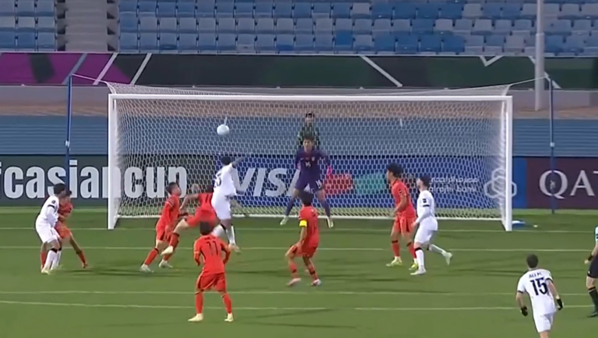 险被绝杀！国足U23补时遭全面围攻李昊神扑救主，裁判及时吹哨这一分惊心动魄