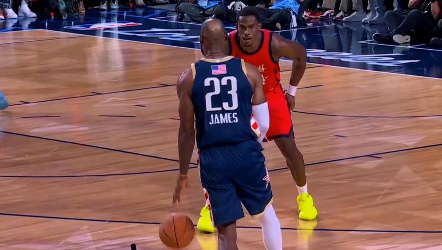 詹姆斯首战vs星辰队集锦：半场超远三分+飞天补扣制造犯规