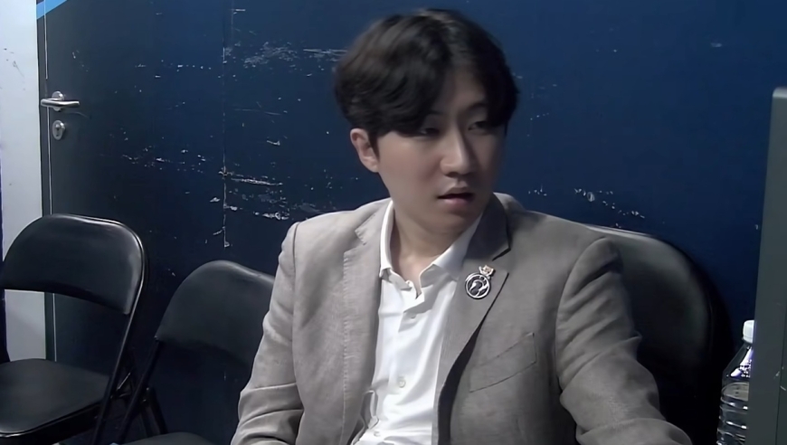 LPL引入冠军教练，曾强势宫斗Faker，后被T1放弃，执教水平被质疑