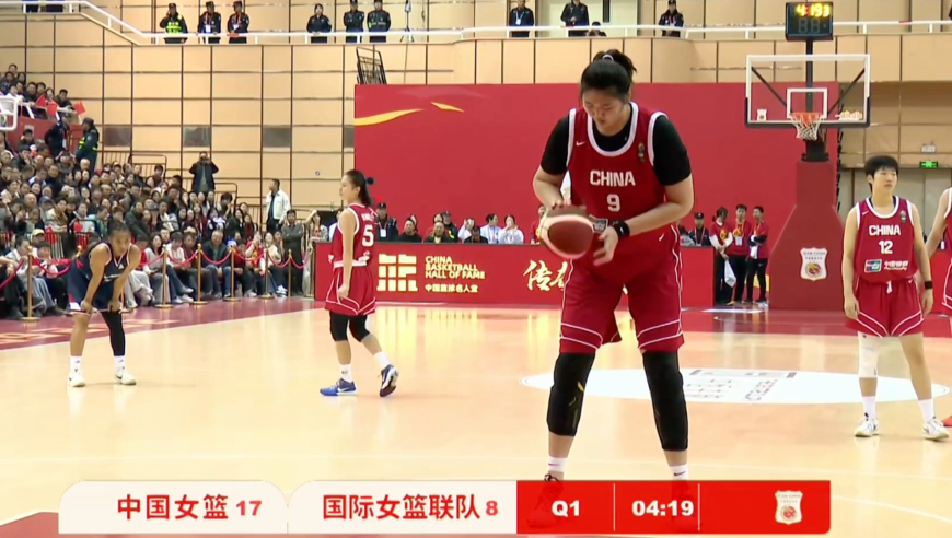 2米23张子宇篮下抢位竟被对手直接推倒！随后两罚全丢显示能力短板